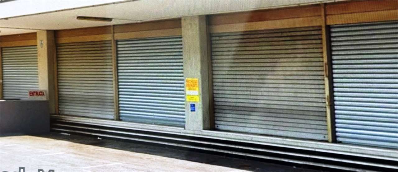 ID 1332 – NEGOZIO PD – EST TUTTO VETRINATO !!!!