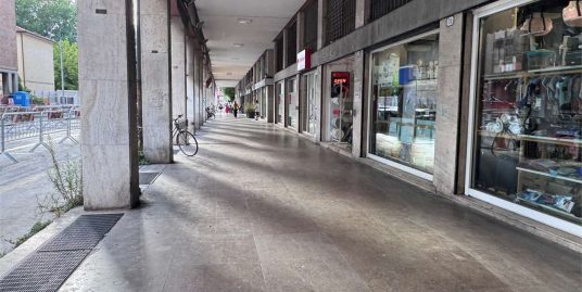 ID 1346 – NEGOZIO CENTRALISSIMO  TUTTO VETRINATO CON CANNA FUMARIA